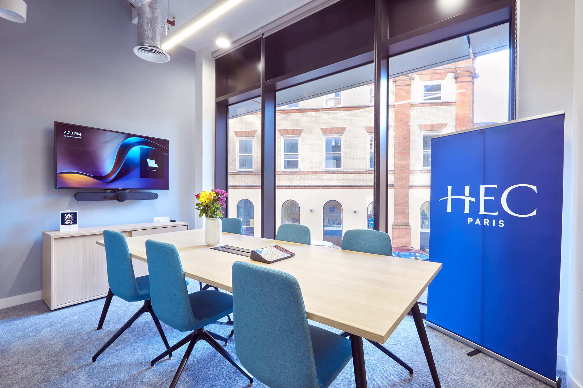 Newton Room — private meeting room for up to 8 guests at HEC UK House